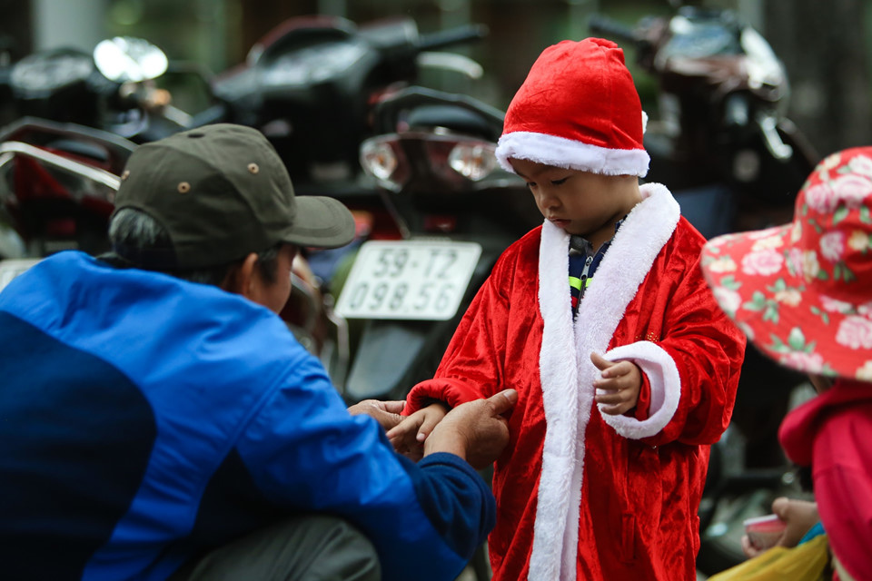 Người Sài Gòn đắp chăn ngủ ngoài đường trong giá lạnh